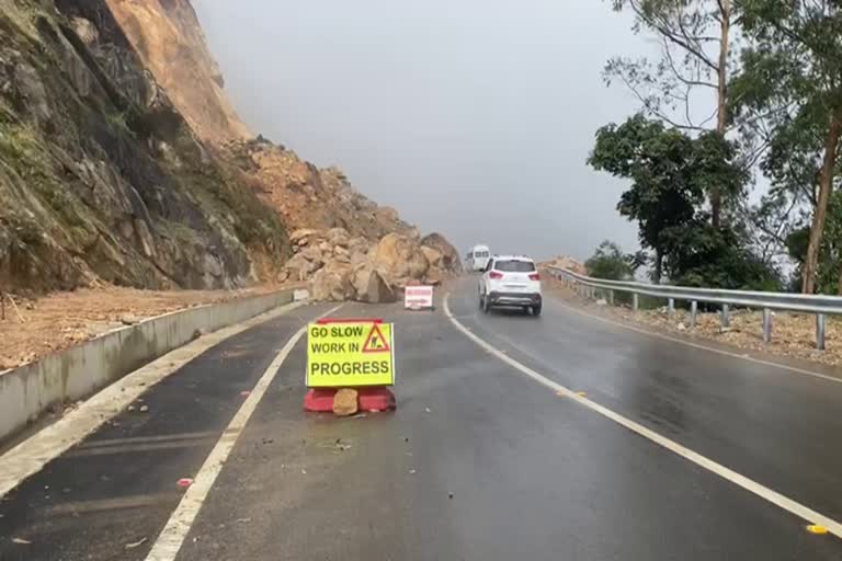 remove soil and stone  kochi dhanushkodi national highway  ദേവികുളം ഗ്യാപ്പ് റോഡ്  കൊച്ചി ധനുഷ്‌കോടി ദേശീയപാത  റോഡിൽ കല്ലും മണ്ണും  മൂന്നാർ  മണ്ണിടിച്ചിൽ