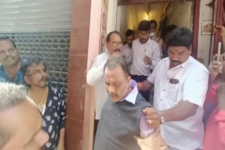 six people try to rob jwellery  rob jwellery in the name of income tax officers  nellur andra pradesh jwellery robbery  rob jewellery shop posing as IT sleuths foiled  andrapradesh robbery news today  andra pradesh latest news  latest national news  ആദായ നികുതി വകുപ്പ് ഉദ്യോഗസ്ഥരെന്ന വ്യാജേന  ജ്വല്ലറി മോഷ്‌ടിക്കാന്‍ ശ്രമം  ആറംഗ സംഘം പിടിയില്‍  ജ്വലറി മോഷണശ്രമം  കടയുടമയെ തെറ്റ്ധരിപ്പിപ്പ് ജ്വലറി മോഷണശ്രമം  നെല്ലൂരിലെ ലാവണ്യ ജ്വല്ലറി  ആന്ധ്രപ്രദേശ് ഏറ്റവും പുതിയ വാര്‍ത്ത  ഇന്നത്തെ പ്രധാന വാര്‍ത്ത  ഇന്നത്തെ ദേശീയ വാര്‍ത്ത