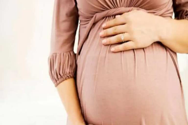 pregnant gave birth to a child at hospital gate