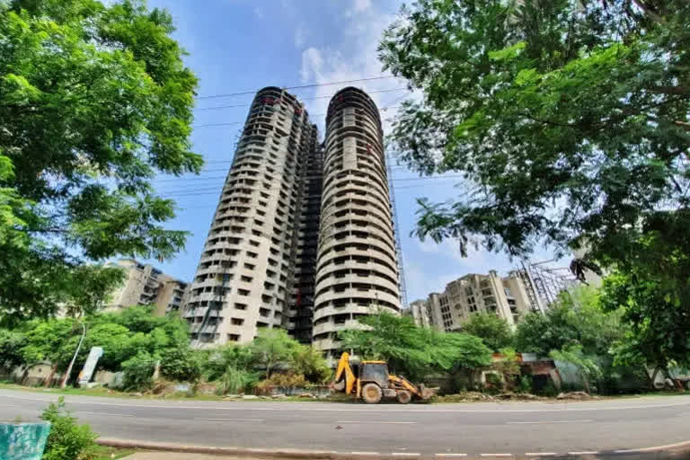 People want to capture Noida twin towers before demolition