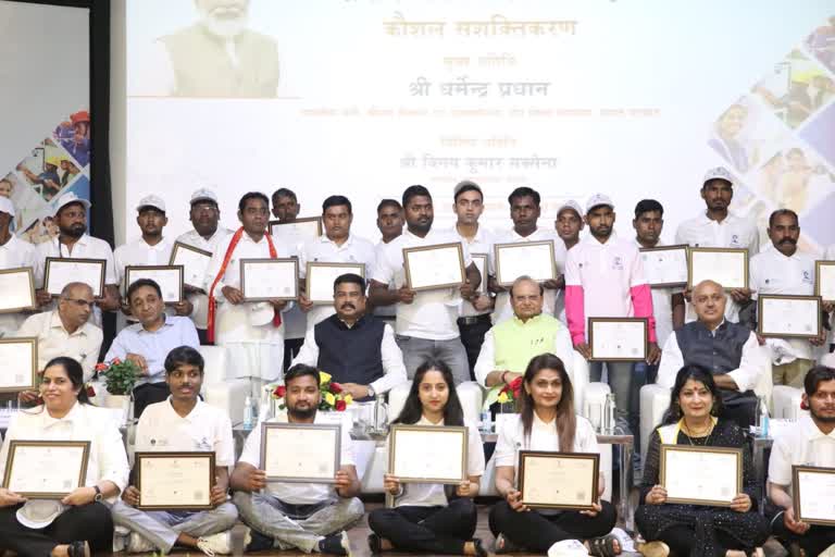 dharmendra-pradhan joins Certification Ceremony of RPL training