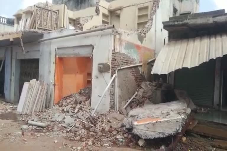 Mandsaur House Demolishing Worker Dies