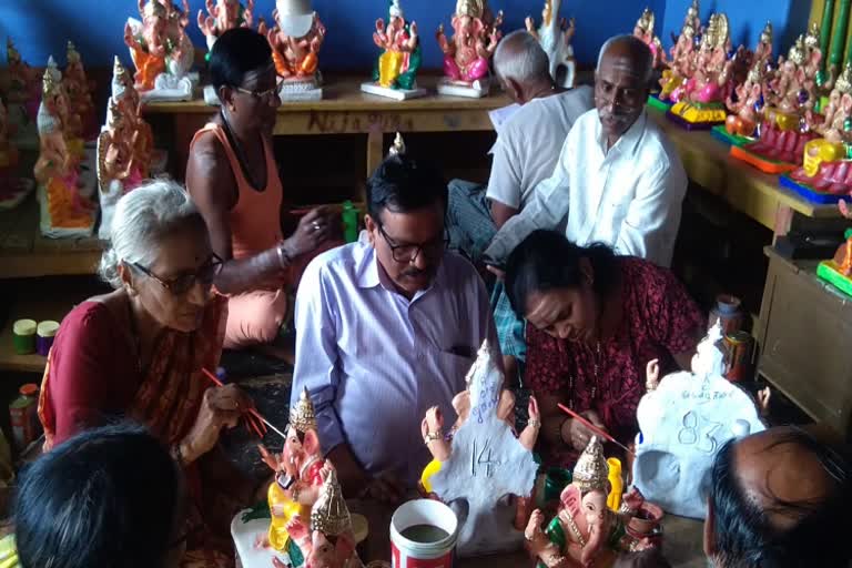 Haveri family that prepares eco friendly Ganapati