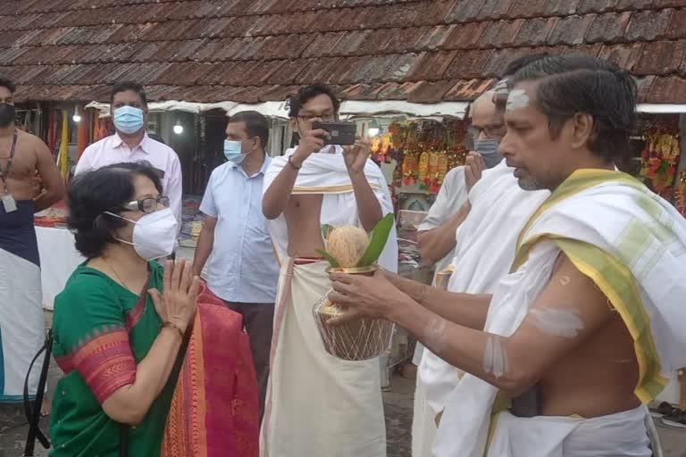 indu malhotra controversial remarks  indu malhotra against communist government  communist government taking over hindu temples  indu malhotra video  indu malhotra padmanabha swamy temple visit  indu malhotra communist govt hindu temples  indu malhotra latest news  ഇന്ദു മല്‍ഹോത്ര വിവാദ പ്രസ്‌താവന  ഇന്ദു മല്‍ഹോത്ര പത്മനാഭ സ്വാമി ക്ഷേത്രം ദര്‍ശനം  ഇന്ദു മല്‍ഹോത്ര വീഡിയോ  കമ്മ്യൂണിസ്റ്റ് സര്‍ക്കാർ ഇന്ദു മല്‍ഹോത്ര  കമ്മ്യൂണിസ്റ്റ് സര്‍ക്കാർ ഹിന്ദു ക്ഷേത്രം  കമ്മ്യൂണിസ്റ്റ് സര്‍ക്കാർ ക്ഷേത്രം വരുമാനം  സുപ്രീം കോടതി റിട്ടയേഡ് ജസ്റ്റിസ്  സുപ്രീം കോടതി റിട്ടയേഡ് ജസ്റ്റിസ് വിവാദ പ്രസ്‌താവന  ഇന്ദു മല്‍ഹോത്ര  കമ്മ്യൂണിസ്റ്റ് സര്‍ക്കാരുകള്‍ വരുമാനം  former supreme court justice indu malhotra