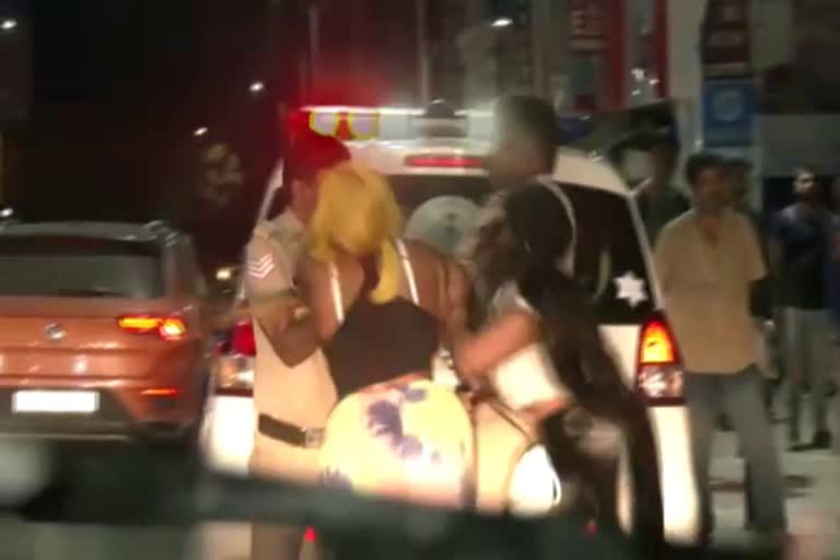 Drunken foreign women attacked Police  drunken women in africa attacked bengaluru police  drunken women in africa  benagluru latest news  african women  africen women in bengaluru  latest national news  ആഫ്രിക്കന്‍ യുവതികള്‍ പൊലീസിനെ ആക്രമിച്ചു  ചേദ്യം ചെയ്‌തപ്പോള്‍ പൊലീസിനെ അക്രമിച്ച്  മദ്യപിച്ചെത്തിയ ആഫ്രിക്കന്‍ യുവതികള്‍  ബെംഗളൂരുവില്‍ മദ്യപിച്ചെത്തിയ യുവതികള്‍  കമ്പണ്‍ പാര്‍ക്കില്‍  കമനാഹള്ളിയില്‍ താമസിക്കുന്ന മൂന്ന് പേര്‍  ബാംഗ്ലൂര്‍ പൊലീസിനെ ആക്രമിച്ച് യുവതികള്‍  ബെംഗളൂരു ഇന്നത്തെ പ്രധാന വാര്‍ത്ത  ബെംഗളൂരു ഏറ്റവും പുതിയ വാര്‍ത്തകള്‍  ഏറ്റവും പുതിയ ദേശീയ വാര്‍ത്ത