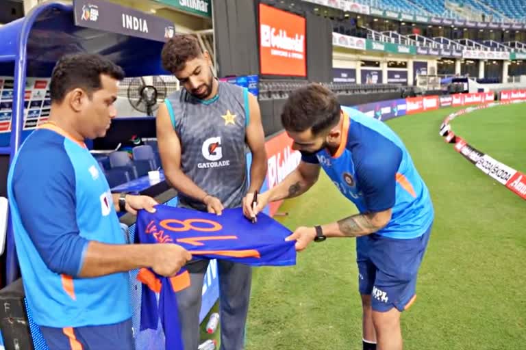 Asia Cup 2022 ind vs pak  india in Asia Cup 2022  india beat pakistan  Kohli gifts his tshirt to Pakistani player Rauf  एशिया कप 2022 में भारत  एशिया कप 2022 भारत बनाम पाकिस्तान  भारत ने पाकिस्तान को हराया  कोहली ने पाक खिलाड़ी रऊफ को गिफ्ट की अपनी टीशर्ट