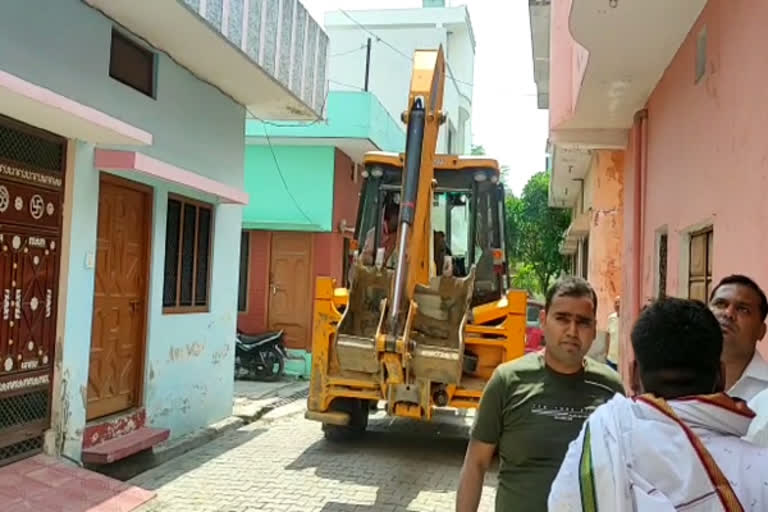 Woman got admitted to house with the help of bulldozer in Bijnor