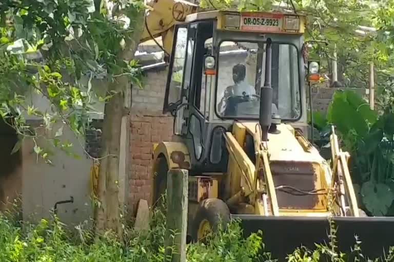 slum dwellers express their displeasure for demolition of the slum