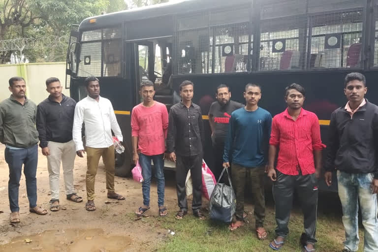 Bangla illegal residents  Bangla illegal residents shifted to homeland  Bangla illegal residents shifted from Bengaluru  Bengaluru police found Bangla illegal residents  ಅಕ್ರಮವಾಗಿ ನೆಲೆಸಿದ್ದ ಬಾಂಗ್ಲಾ ನಿವಾಸಿಗಳ ಗಡಿಪಾರು  ಬೆಂಗಳೂರು ಪೊಲೀಸರಿಂದ ಬಾಂಗ್ಲಾದೇಶಕ್ಕೆ ಶಿಫ್ಟ್  ಅಕ್ರಮವಾಗಿ ಬಾಂಗ್ಲಾ ನಿವಾಸಿಗಳು ವಾಸ  ಮಾದನಾಯಕನಹಳ್ಳಿ ಪೊಲೀಸ್ ಠಾಣೆ  ಅಕ್ರಮವಾಗಿ ನೆಲೆಸಿದ್ದ ಬಾಂಗ್ಲಾ ನಿವಾಸಿಗಳ ವಿರುದ್ಧ ಕ್ರಮ