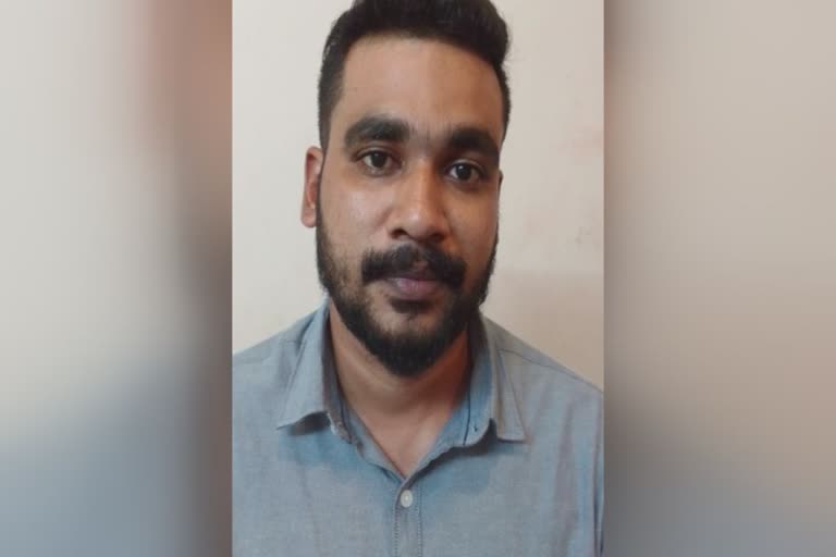 arrest police and collector issue  man arrested for abusing police and collectors  Non resident youth arrested for abusing officials  ഉദ്യോഗസ്ഥരെ ഫോണിലൂടെ അസഭ്യം പറഞ്ഞു  ഫോണിലൂടെ അസഭ്യം പറഞ്ഞ പ്രവാസി യുവാവ് പിടിയിൽ  കാസർകോട് പ്രവാസി അറസ്‌റ്റിൽ  കേരള വാർത്തകൾ  kerala news  kerala crime news  Kasaragod news  ഉദ്യോഗസ്ഥരെ ഭീഷണിപ്പെടുത്തി  പ്രവാസി യുവാവ് കാസർകോട് വച്ച് പിടിയിൽ  ഫോണിലൂടെ അസഭ്യം