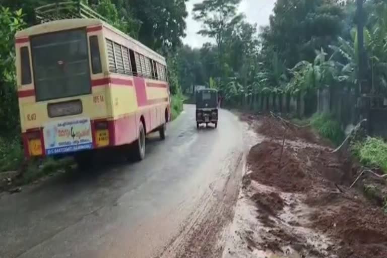 road accidents because of dune in pathanapuram  The road side dune is a hazard  road accidents at pathanapuram  kollam accident news  kerala latest news  പത്തനാപുരത്ത് വാഹനാപകടം  മൺകൂന അപകടഭീഷണി  കേരള വാർത്തകൾ  കൊല്ലം വാർത്തകൾ  അപകടകെണി