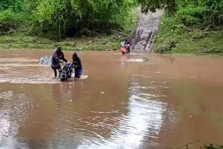 குரும்பூர் அருகியம் பள்ளத்தில் வெள்ளப்பெருக்கு