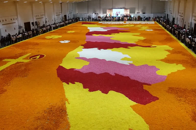 onam 2022  biggest pookalam in kozhikode  onam pookalam  onam celebrations in kozhikode  kozhikode district news  കോഴിക്കോട് ഭീമന്‍ പൂക്കളം  പൂക്കളം  സരോവരത്ത് പൂക്കളം  കോഴിക്കോട് ജില്ല വാര്‍ത്തകള്‍  ഓണം 2022  ഓണാഘോഷം 2022  കോഴിക്കോട് ഓണാഘോഷം  ഭീമന്‍ പൂക്കളം  പൂക്കളം ലിംക റെക്കോഡ്  ഏറ്റവും വലിയ പൂക്കളം