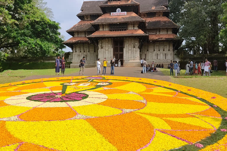 onam 2022  giant pookalam in thrissur thekkinkdadu maidan  thekkinkdadu maidan giant pookalam  vadakkunnathan temple athapookalam  onam celebrations  onam celebrations in thrissur  giant pookalam  സായാഹ്ന സൗഹൃദ കൂട്ടായ്‌മ പൂക്കളം  ഓണം 2022  തൃശൂർ ഓണാഘോഷം  വടക്കുംനാഥ ക്ഷേത്രം പൂക്കളം  തേക്കിന്‍കാട് മൈതാനം അത്തപ്പൂക്കളം  ഭീമന്‍ പൂക്കളം  തേക്കിന്‍കാട്  പൂക്കളം