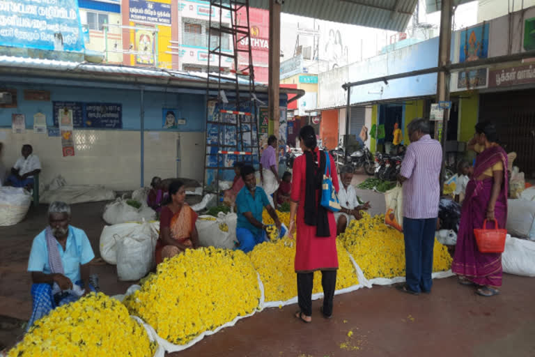 விநாயகர் சதுர்த்தியை முன்னிட்டு தருமபுரி பூக்கள் சந்தையில் பூக்கள் விலை கிடு கிடு உயர்வு