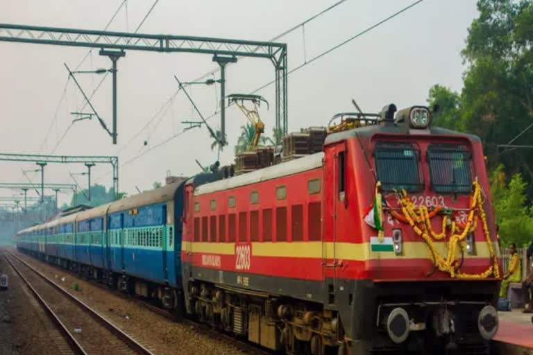 services of train will start again in ernakulam  services of train will start again  stopped due to heavy rain  heavy rain in ernakulam  rain updation in ernakulam  rain news today  latest rain news  വെള്ളക്കെട്ട് ഒഴിഞ്ഞു  നിര്‍ത്തിവെച്ച ട്രെയിനുകളുടെ സര്‍വീസ്  ട്രെയിനുകളുടെ സര്‍വീസ് പുനരാരംഭിക്കും  സിഗ്നൽ സംവിധാനം സാധാരണ ഗതിയിൽ  എറണാകുളം മഴ വാര്‍ത്ത  ഏറ്റവും പുതിയ മഴ വാര്‍ത്തകള്‍  ഇന്നത്തെ പ്രധാന മഴ വാര്‍ത്തകള്‍