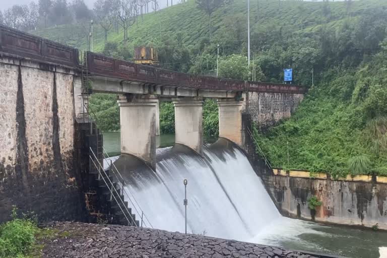 ഇടുക്കി കനത്തമഴ  ആനയിറങ്കൽ അണക്കെട്ട്  ആനയിറങ്കൽ അണക്കെട്ട് കരകവിഞ്ഞൊഴുകി  പൂർണ സംഭരണ ശേഷി ആനയിറങ്കൽ അണക്കെട്ട്  ആനയിറങ്കൽ ഡാം  കനത്ത മഴയിൽ നിറഞ്ഞൊഴുകി ആനയിറങ്കൽ അണക്കെട്ട്  Anayirangal dam idukki  Anayirangal dam  ആനയിറങ്കൽ അണക്കെട്ടിന്‍റെ സംഭരണശേഷി  ഇടുക്കി മഴ