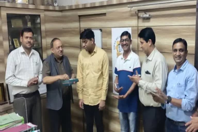 indore blind student got annual package of rs 47 lakh offered by microsoft company