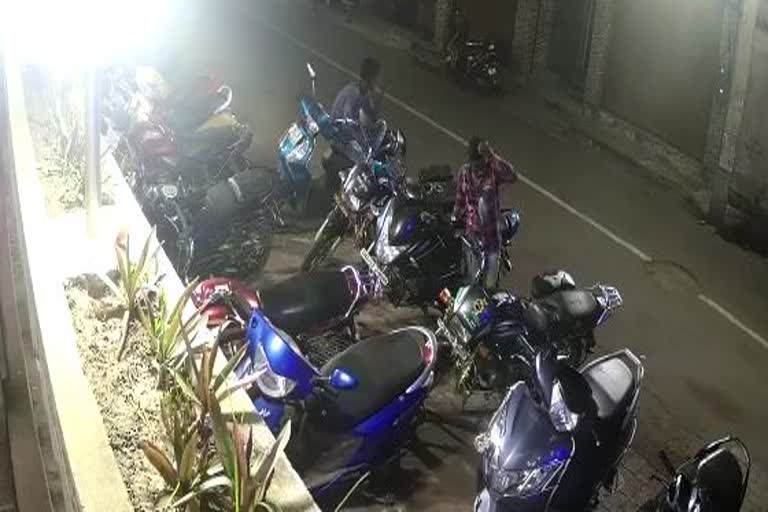 bikes and mobiles frequently loot in Swargadwar area