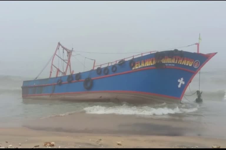 KOLLAM  FISHING BOAT ACCIDENT  IRAVIPURAM KERALA FOG  IRAVIPURAM KERALA  FOG IN THE SEA  കടലിൽ കനത്ത മൂടൽ മഞ്ഞ്  മത്സ്യബന്ധന ബോട്ട്  മത്സ്യബന്ധന ബോട്ട് അപകടം  കൊല്ലം  ഇരവിപുരം  മത്സ്യത്തൊഴിലാളികൾ രക്ഷപ്പെട്ടു  kollam news