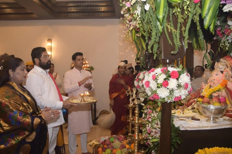 Maharashtra CM welcomes Lord Ganesh at his official residence