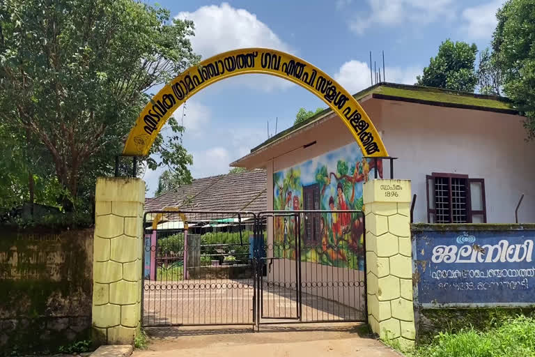 Wayanad Pallikkal School  Pallikkal School neglected by the authorities  L P school  U P School  അധികൃതരുടെ അവഗണനയില്‍ വയനാട് പള്ളിക്കല്‍ സ്‌കൂള്‍  വയനാട് പള്ളിക്കല്‍ സ്‌കൂള്‍  യു പി  പള്ളിക്കല്‍ ഗവണ്‍മെന്‍റ് എല്‍ പി സ്‌കൂള്‍