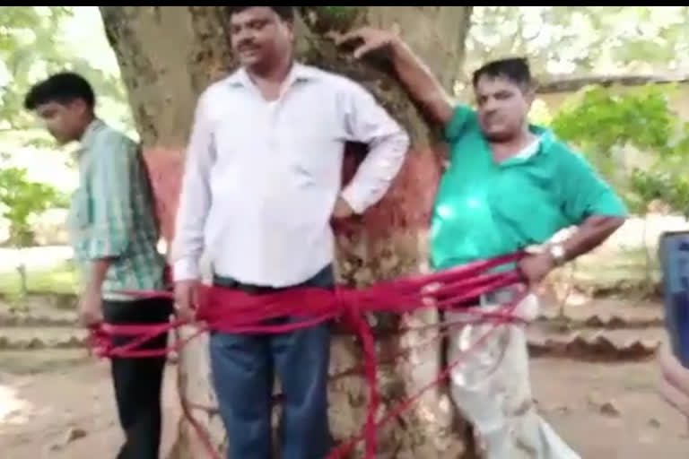 students in Dumka  ST Residential High School  Dumka Deputy Development Commissioner  Jharkhand news  students tied up and beaten teacher  tied up and beaten teacher in Dumka Jharkhand  Dumka Jharkhand  അധ്യാപകനെ കെട്ടിയിട്ട് മര്‍ദിച്ച് വിദ്യാര്‍ഥികള്‍  ജാര്‍ഖണ്ഡിലെ ദുംക  ട്ടികവർഗ റസിഡൻഷ്യൽ ഹൈസ്‌കൂള്‍  ദുംക  ജാര്‍ഖണ്ഡ്  viral video