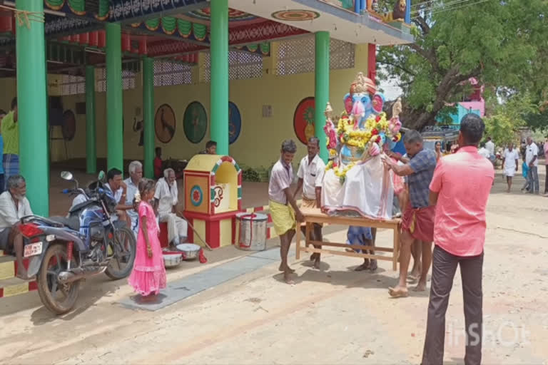 அரசு அனுமதியின்றி வைக்கப்பட்ட விநாயகர் சிலைகள் காவல்துறையினர் அகற்றம்