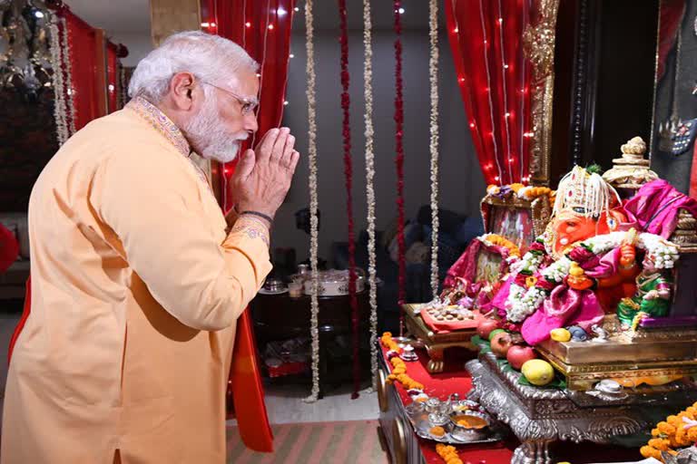 PM Performs Aarti at Minister Piyush Goyal Home