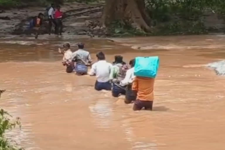 ஆபத்தான முறையில் ஆற்றைக் கடக்கும் மலைக் கிராமமக்கள்; வனத்துறை எச்சரிக்கை