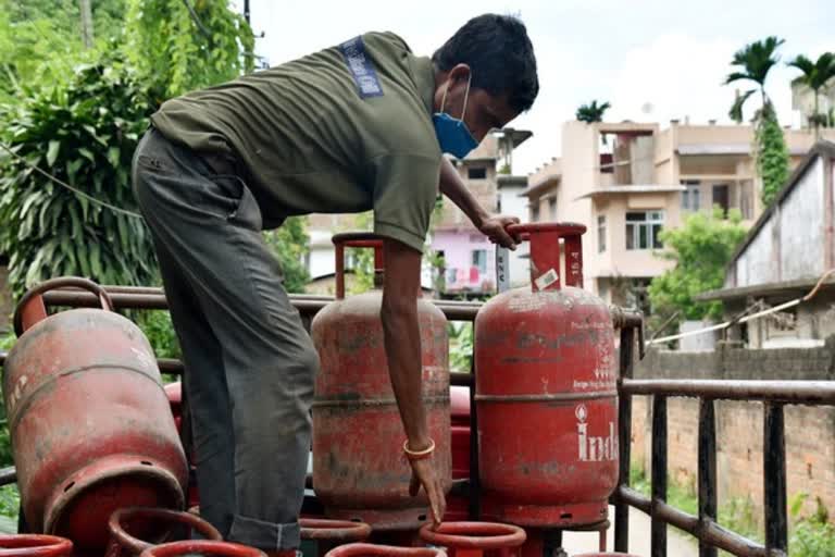 lpg cylinder price reduced  commercial lpg cylinder price reduced  commercial lpg cylinder price  commercial lpg cylinder price slashed  jet fuel price reduced  lpg price today  ഇന്നത്തെ പാചകവാതക വില  വാണിജ്യ സിലിണ്ടറിന് വില കുറച്ചു  എല്‍പിജി സിലിണ്ടറുകളുടെ വില കുറച്ചു  പാചകവാതക വില കുറച്ചു  എല്‍പിജി സിലിണ്ടറുകളുടെ വില  വാണിജ്യ ആവശ്യങ്ങള്‍ക്കുള്ള സിലിണ്ടറിന്‍റെ വില