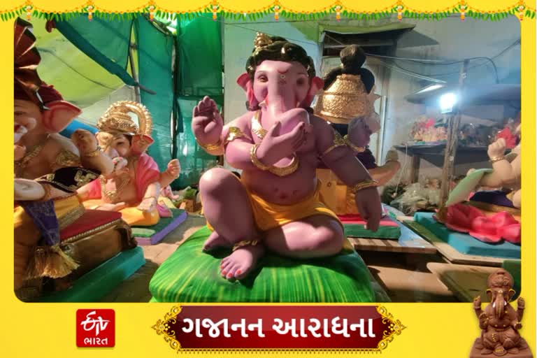 સતત ત્રણ પેઢીથી બનેવા છે ઇકો ફ્રેન્ડલી અવનવી માટીના ગણપતિની મૂર્તિ