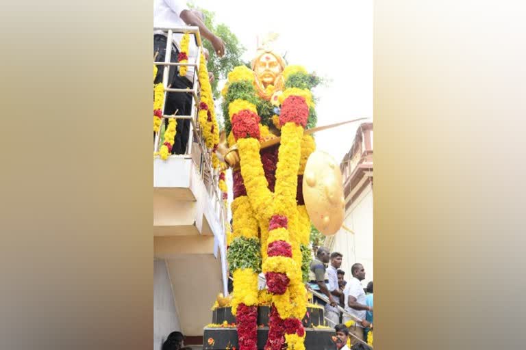 freedom fighter Puli Thevar  Puli Thevar  birthday of freedom fighter Puli Thevar  307th birthday of freedom fighter Puli Thevar  Puli Thevar birthday celebration  thenkasi news  thenkasi latest news  சுதந்திர போராட்ட வீரர்  சுதந்திர போராட்ட மாவீரர் பூலித்தேவன்  பூலித்தேவன் 307வது பிறந்தநாள்  பூலித்தேவன் 307வது பிறந்தநாள் விழா  பூலித்தேவரின் பிறந்தநாள்  ஆங்கிலேயரை விரட்டிய மாவீரருக்கு பிரந்தநாள்  மாலை அணிவித்து மரியாதை