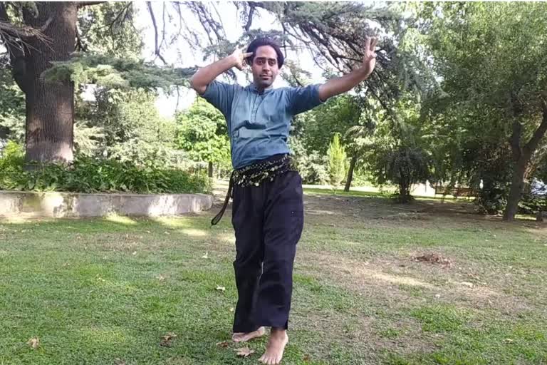 Kashmiri male belly dancer Pirzada Tajammul