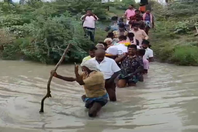 இடுகாட்டிற்குச் செல்ல பாதையில்லாததால் இடுப்பளவு நீரில் பிணத்தை சுமக்கும் அவலம்..!