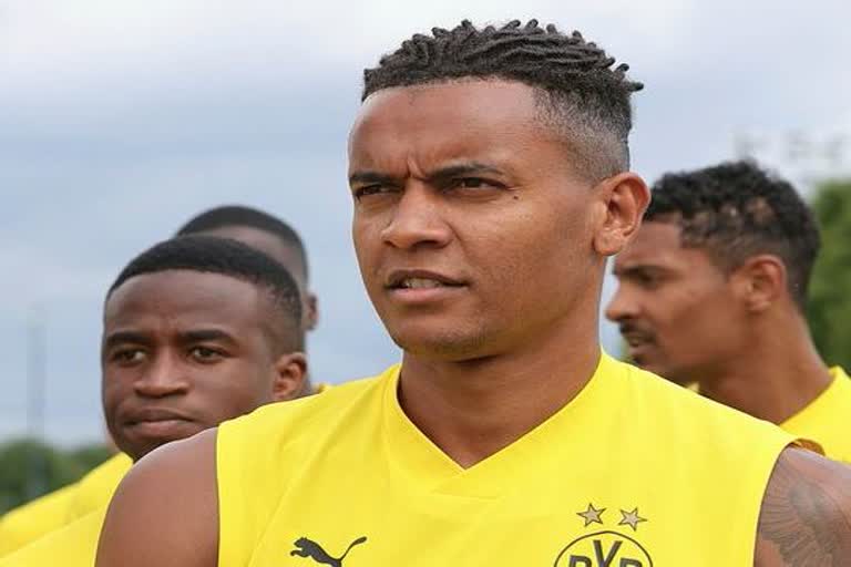 Man City bolster defence by signing Dortmund's Akanji