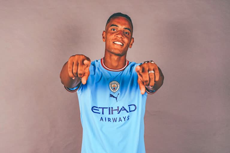 Manchester City sign Manuel Akanji  Akanji sign five year deal  Manchester City  मैनचेस्टर सिटी  सिटी ने मैनुअल अकांजी के साथ करार की पुष्टि की  अकांजी ने पांच साल का करार किया