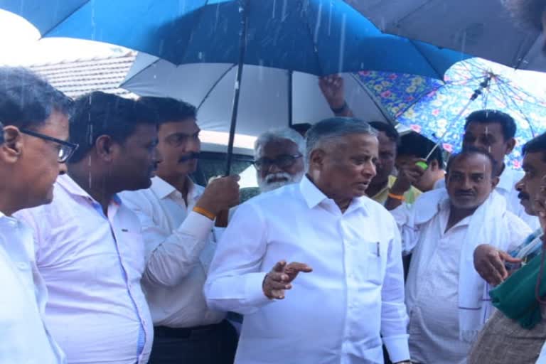 minister-somanna-visited-rain-damage-areas-in-chamarajanagar