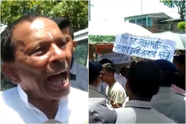 Protest in Front of Minister