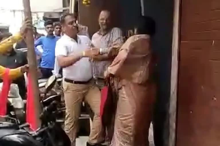MNS Worker Beat Woman In Mumbai
