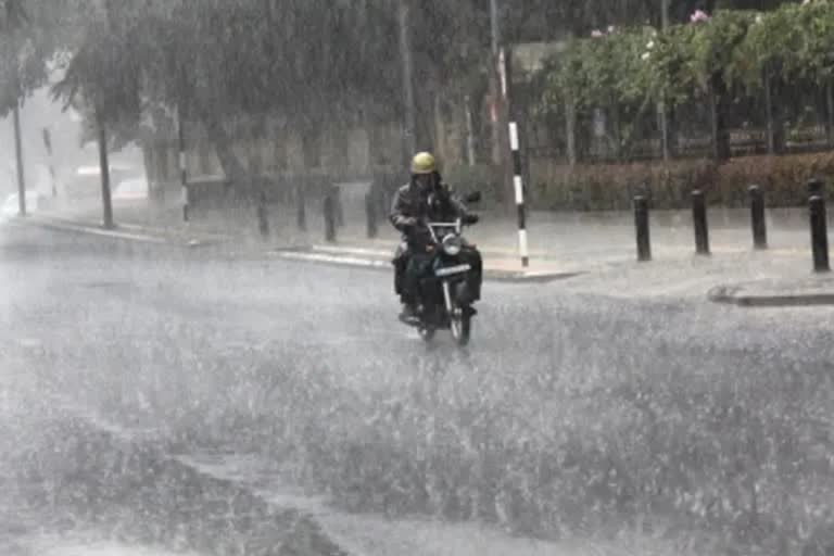 Rain updates in kerala  സംസ്ഥാനത്ത് ഇന്നും മഴ കനക്കും  ഓറഞ്ച് അലര്‍ട്ട്  ശക്തമായ മഴ  സംസ്ഥാനത്ത് മത്സ്യ ബന്ധനത്തിന് വിലക്ക്  അതിശക്തമായ മഴക്ക് സാധ്യത  മഴ വാര്‍ത്തകള്‍  മഴ മുന്നറിയിപ്പുകള്‍  മഴക്കെടുതി വാര്‍ത്തകള്‍  മഴ  rain news in Thiruvanathapuram  news in Thiruvanathapuram  latest news in Thiruvanathapuram  news updates in Thiruvanathapuram