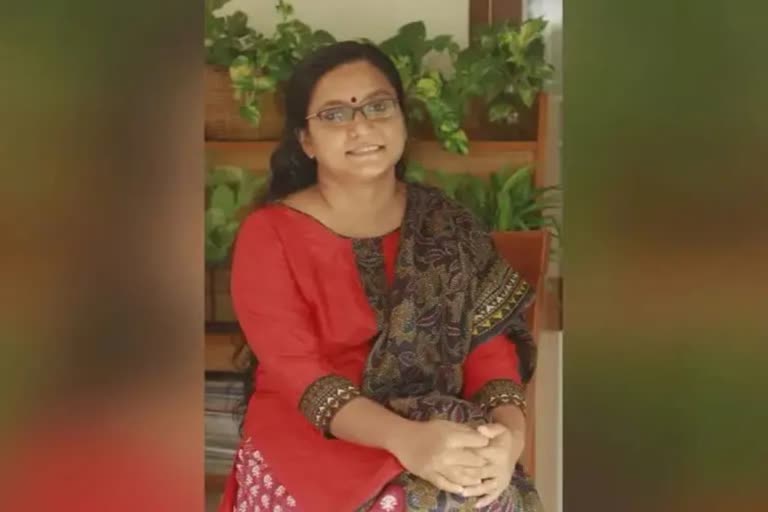 complaint against Priya Varghese to UGC  Save University campaign committee  complaint against Priya Varghese  പ്രിയ വര്‍ഗീസ് പിഎച്ച്ഡി ബോണ്ട് വ്യവസ്ഥ  കണ്ണൂര്‍ സര്‍വകലാശാല അധ്യാപക നിയമന വിവാദം  കണ്ണൂർ സർവകലാശാല വിസി നിയമനം  സേവ് യൂണിവേഴ്‌സിറ്റി കാമ്പെയിൻ സമിതി  സേവ് യൂണിവേഴ്‌സിറ്റി കാമ്പെയിൻ സമിതി പരാതി  പ്രിയ വർഗീസിനെതിരെ പരാതി  പ്രിയ വർഗീസിനെതിരെ യുജിസിക്ക് പരാതി  യുജിസിയുടെ ഫാക്കല്‍റ്റി ഡവലപ്‌മെന്‍റ് പ്രോഗ്രാം  പ്രിയ വര്‍ഗീസ് കരാര്‍ വ്യവസ്ഥ  ബോണ്ട് വ്യവസ്ഥ ലംഘിച്ച് പ്രിയ വർഗീസ്  എഫ്‌ഡിപി  പ്രിയ വർഗീസ് നിയമനം വിവാദം