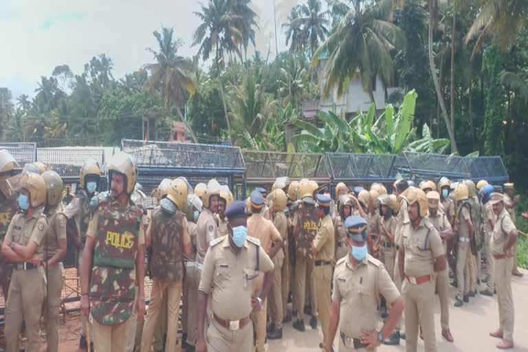 Vizhinjam protest  Vizhinjam protest on 18th day  Vizhinjam protest Thiruvananthapuram  Vizhinjam  Vizhinjam fishermen  വിഴിഞ്ഞം സമരം  മത്സ്യത്തൊഴിലാളികള്‍ നടത്തുന്ന സമരം  മത്സ്യത്തൊഴിലാളികള്‍  ഹൈക്കോടതി വിധി  ഹൈക്കോടതി  High Court  High court verdict