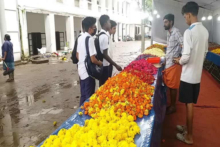 flower market crisis in Ernakulam  flower market  എറണാകുളം മഴ  എറണാകുളം പൂക്കച്ചവടക്കാർ  പ്രതിസന്ധിയിലായി പൂക്കച്ചവടക്കാർ  ഓണ വിപണി  ഓണ വിപണി ലക്ഷ്യമിട്ട പൂക്കച്ചവടക്കാർ  പൂക്കച്ചവടക്കാർ ആശങ്കയിൽ  പൂക്കച്ചവടം ഓണ വിപണി  കൊച്ചിയിൽ പുക്കളെത്തിച്ച പൂക്കച്ചവടക്കാർ ആശങ്കയിൽ  മഴയും വെള്ളക്കെട്ടും ഓണവിപണി  വ്യാപാരികൾ ഓണവിപണി  onam  onam 2022  onam celebration  pookalam  onam celebration 2022