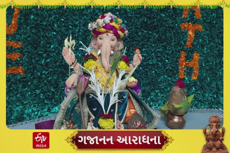 દોઢ મહિનાની અથાગ પરિશ્રમ બાદ બેગમાંથી બનેલી બોટમાં ગણપતિનું સ્થાપન