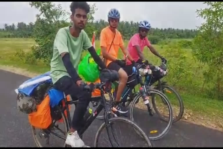 கோவை இளைஞர்கள் புவி வெப்பமயமாதல் குறித்து விழிப்புணர்வு