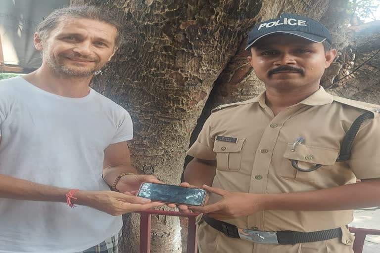 Rishikesh Police returned the lost mobile