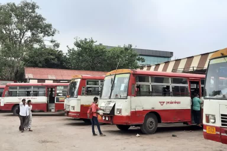 bareilly roadways bus stolen  roadways bus stand  രോഹിൽഖണ്ഡ് ഡിപ്പോ  റോഡ്‌വേസ് ബസ് മോഷണം പോയി  ബസ് ഉപേക്ഷിച്ച നിലയിൽ കണ്ടെത്തി പൊലീസ്  റോഡ്‌വേസ് ബസ് മോഷണം  ബറേലിയിലെ രോഹിൽഖണ്ഡ് ബസ് ഡിപ്പോ