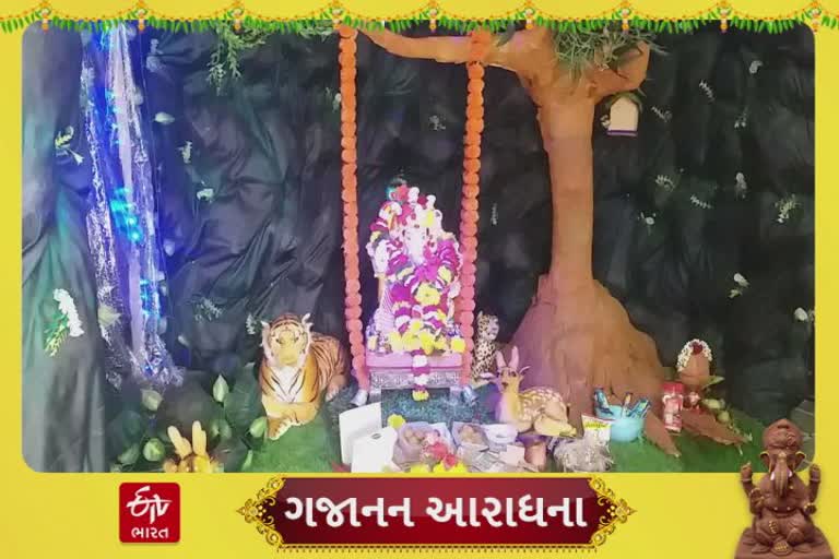 પર્યાવરણ બચાવ સંદેશ આપતી જંગલ થીમ ગણપતિની સ્થાપના, ભાવનગર પૂર્વ નગરસેવિકા રાખીબેન મહેતાએ ઘરમાં બનાવ્યું જંગલ