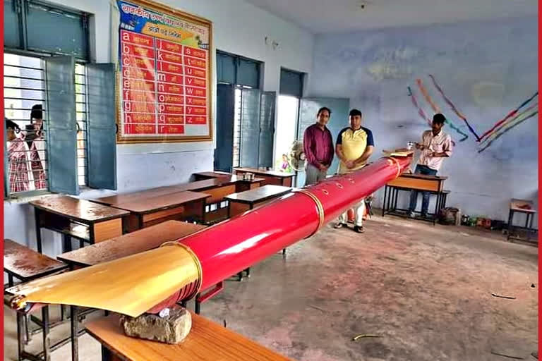 Himachal: Innovative teacher makes 20 ft long pen at Nahan school